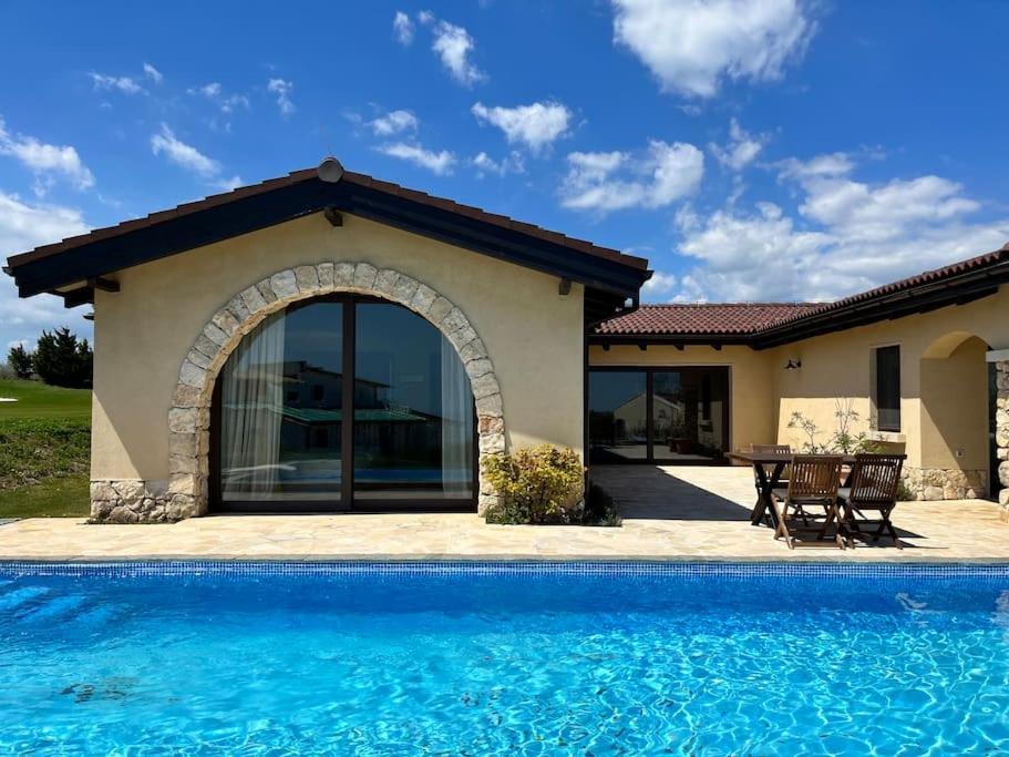 Private Villa At Blacksearama Golf & Villas Resort Baltsjik Buitenkant foto