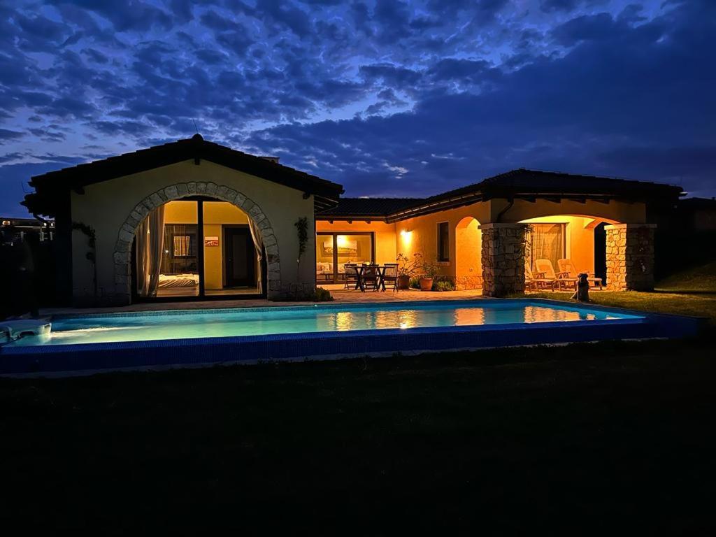 Private Villa At Blacksearama Golf & Villas Resort Baltsjik Buitenkant foto